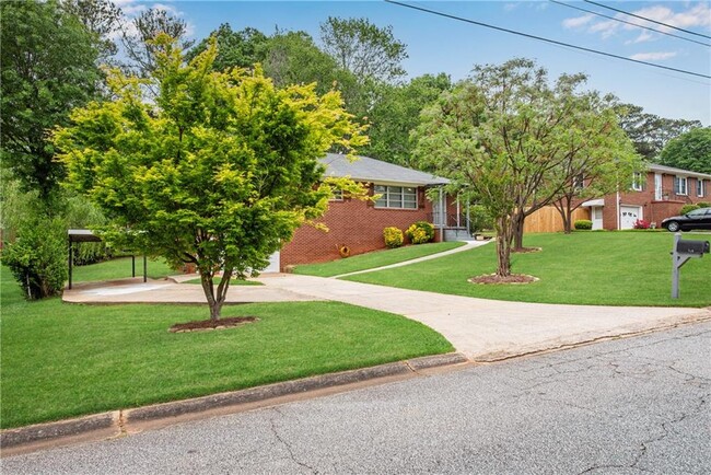 Building Photo - 718 Birchwood Ln SW