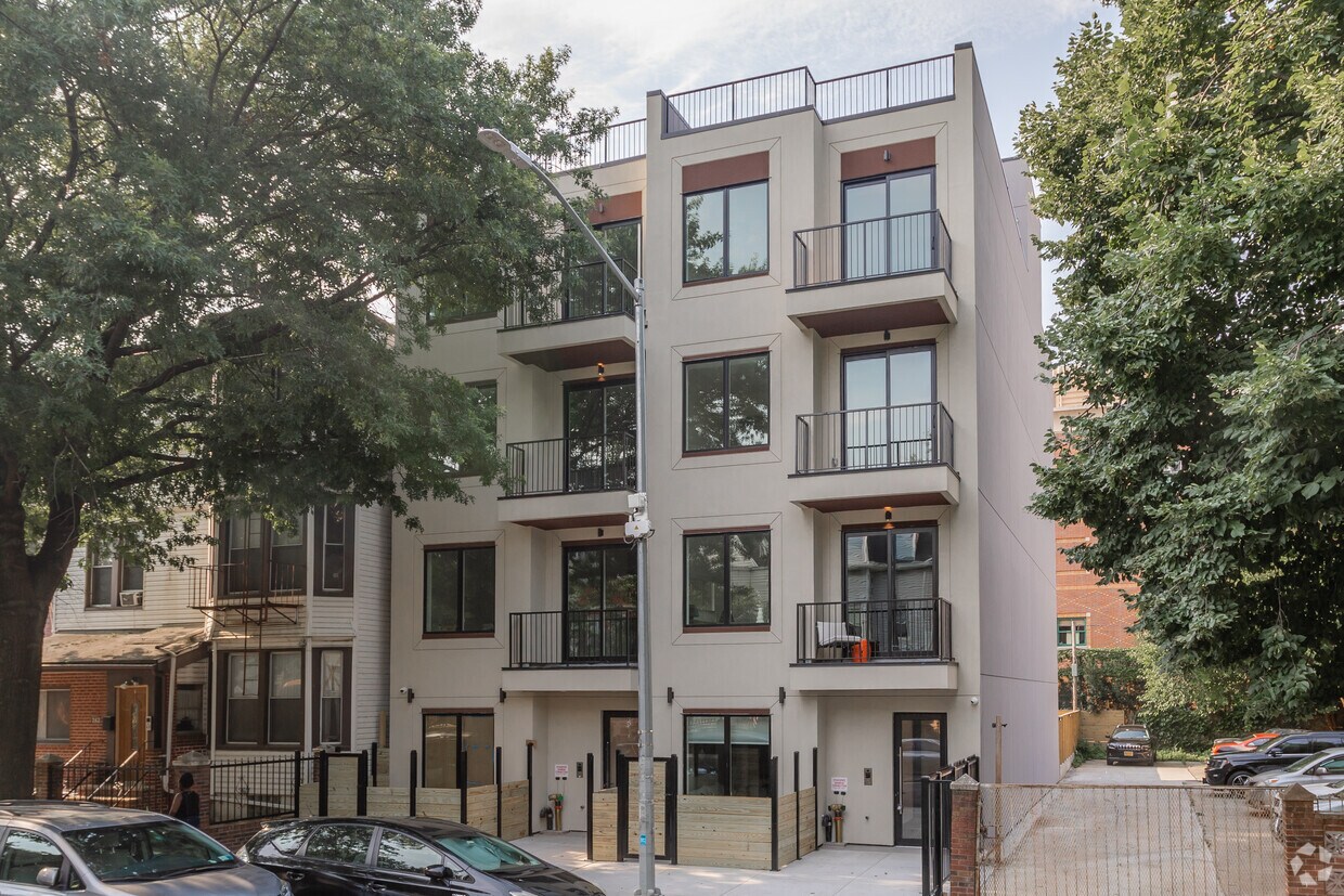 Building Photo - 256-258 Winthrop St
