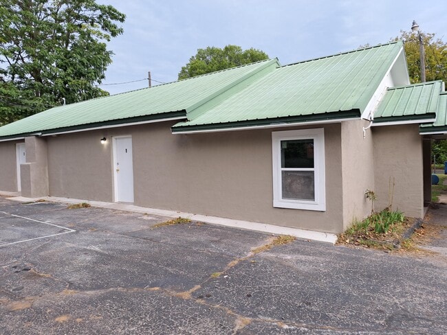 Building Photo - 1306 Iowa Ave