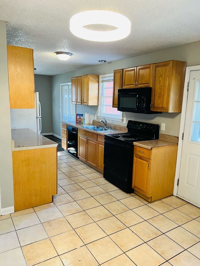 Building Photo - 3 bed, 2 bath ranch home