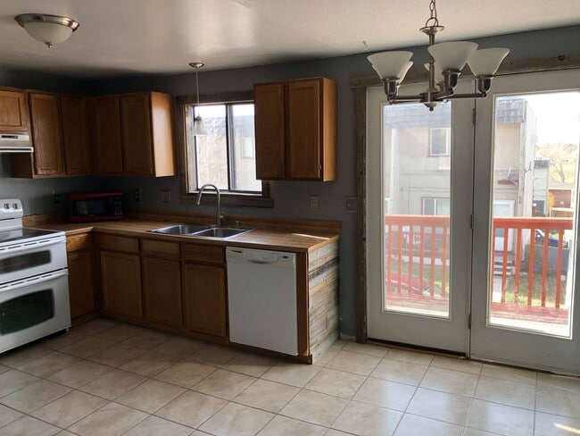 Building Photo - Centrally Located, 2 Bedroom Townhouse w/G...