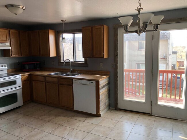 Foto del edificio - Centrally Located, 2 Bedroom Townhouse w/Garage