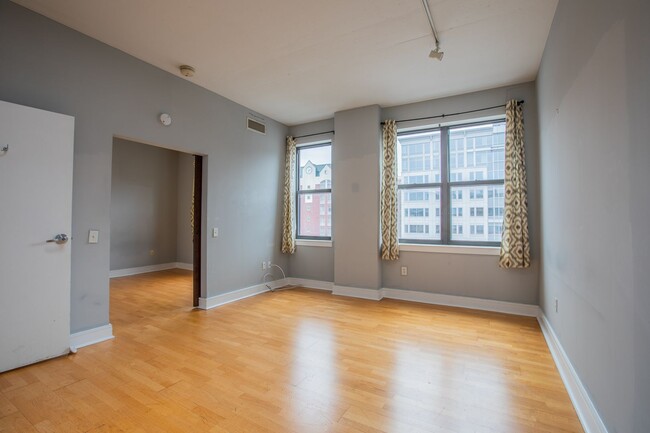 Building Photo - Beautiful 1 BR/1 BA Condo in Chinatown East!