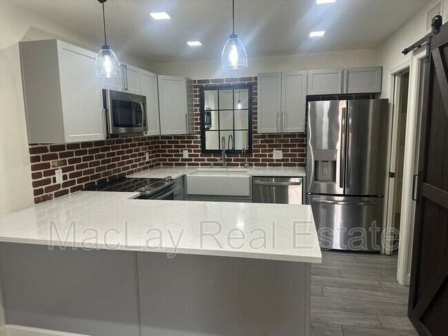 Foto del edificio - 2118 E Center Ln