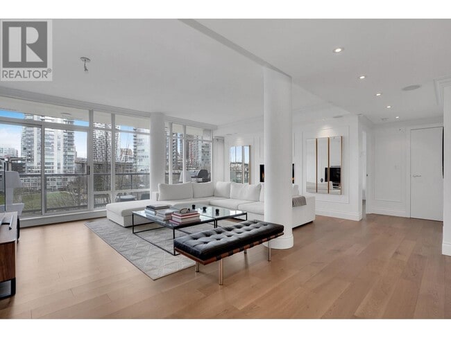 Building Photo - 426-426 Beach Crescent