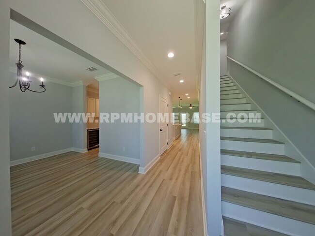 Foto del edificio - Elegant, 4 Bed, 3.5 bath Nearly New & Move-In Ready in Shalimar
