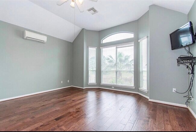 Dormitorio principal con vista al río - 18714 Racquet Sports Way
