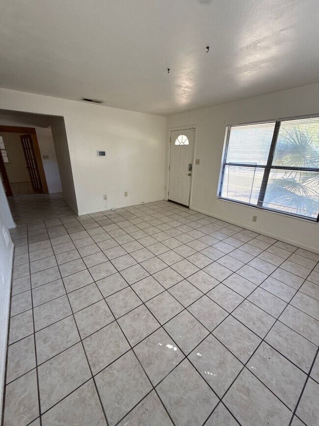 Foto del edificio - 4 bed/ 2.5 bath home, large yard! Availabl...