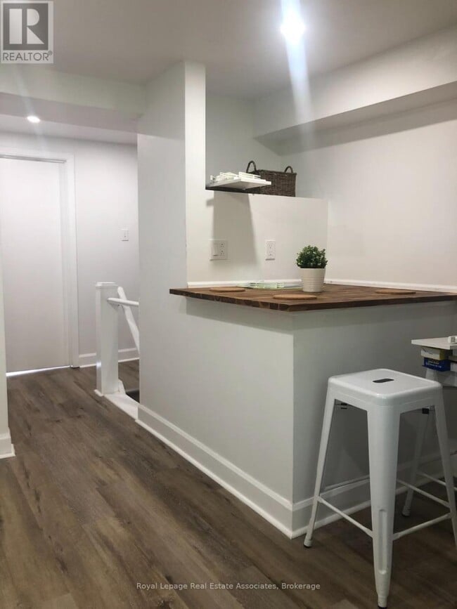 Building Photo - 2283 Dundas St W