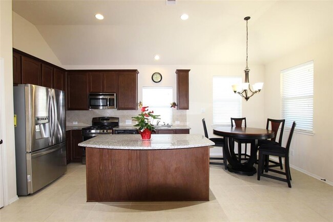 Foto del edificio - 2515 Golfcrest Dr