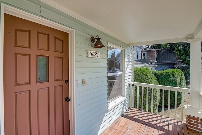 Foto del edificio - 5624 Brooklyn Ave NE