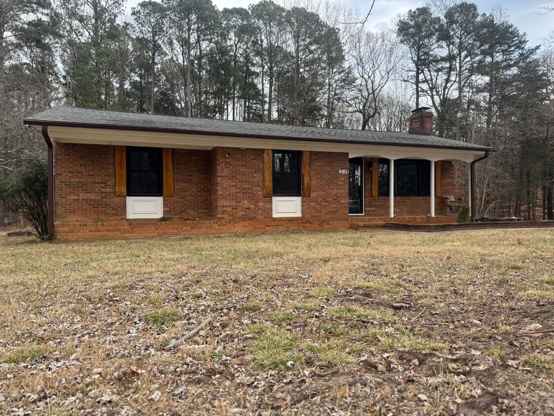 Foto principal - 3 Bedroom Brick Ranch on Half Acre Lot