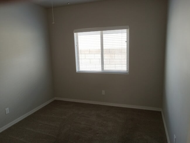 Building Photo - 3570 N Kenneth Rd