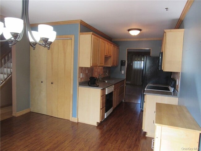 Building Photo - 105 Sarah Ln