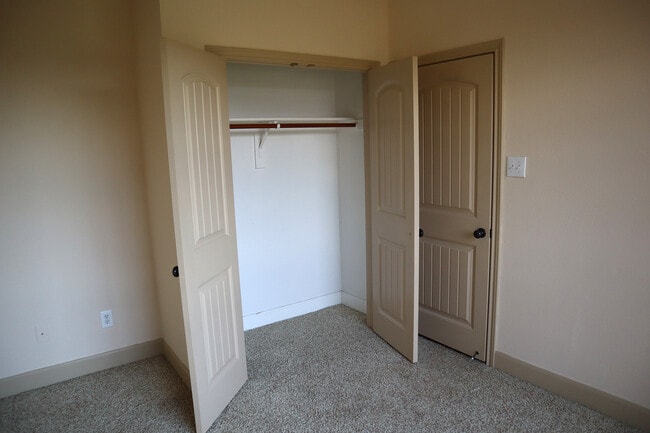 Building Photo - 1705 Hickory Dr