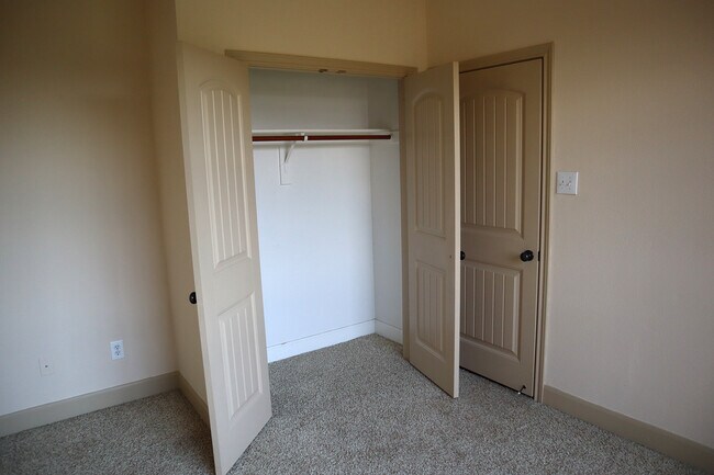Foto del edificio - 1705 Hickory Dr