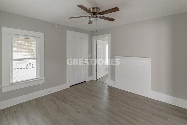 Building Photo - 727 83rd Pl S