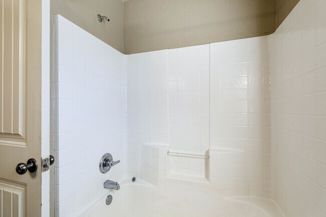 Building Photo - 917 N Barn Hill Way