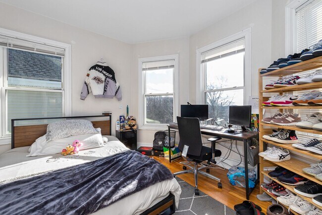 Foto del edificio - Nicely Priced 4-bed, 2-bath Mission Hill Apartment