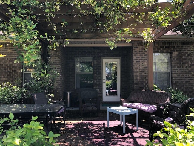 Building Photo - 554 Camellia Ct