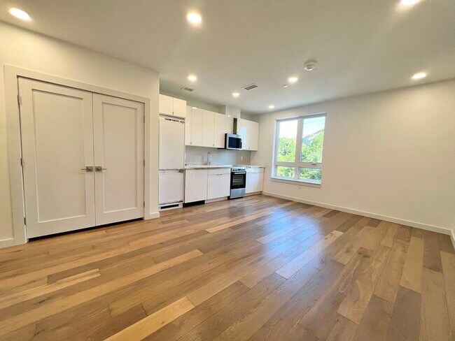 Building Photo - 97 Elmwood St