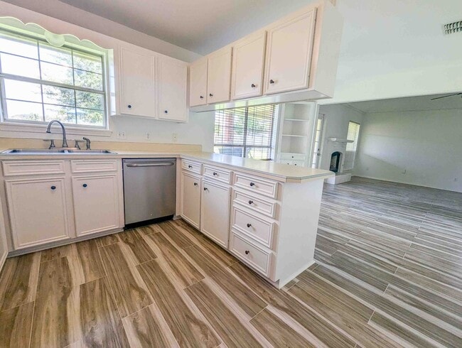 Building Photo - Move-in Ready 3 bed/ 2 bath home in South ...
