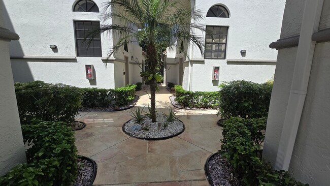 Foto del edificio - 5139 Floria Way