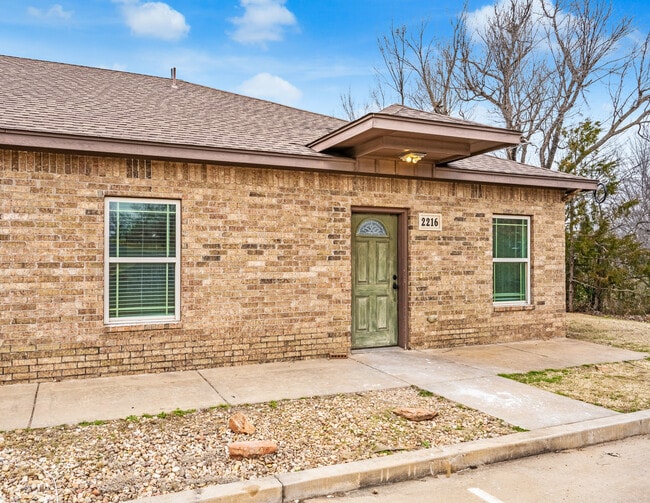 Building Photo - 2216 W Utah Ave