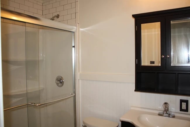 Building Photo - 221 E 10th St