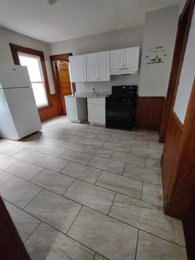 Primary Photo - 102 Thompson St