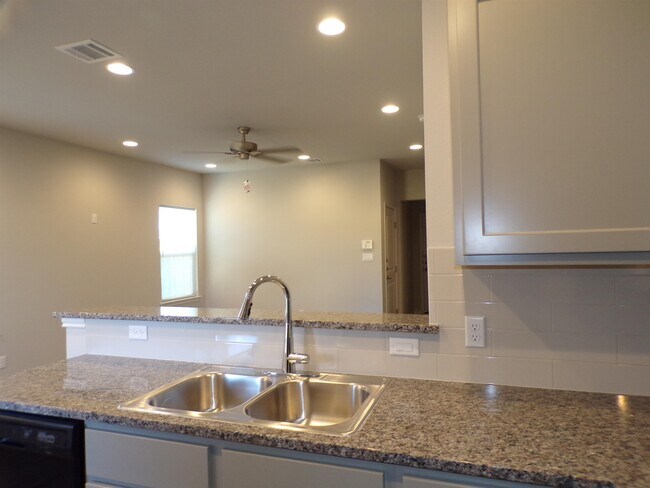 Building Photo - 113 Peruna Dr