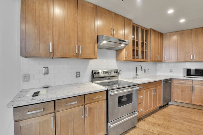 Building Photo - $3,100 - 2 Bed, 2 Bath Lofted Condo in Den...