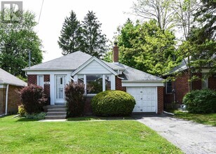 Building Photo - 560 Prince Edward Dr N