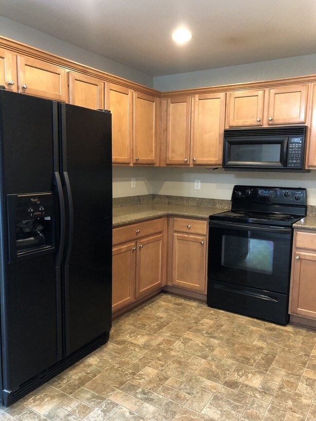 Building Photo - Stunning 4 Bedroom Home in Englewood.