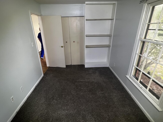 Foto del edificio - 9616 Elm Lake Dr