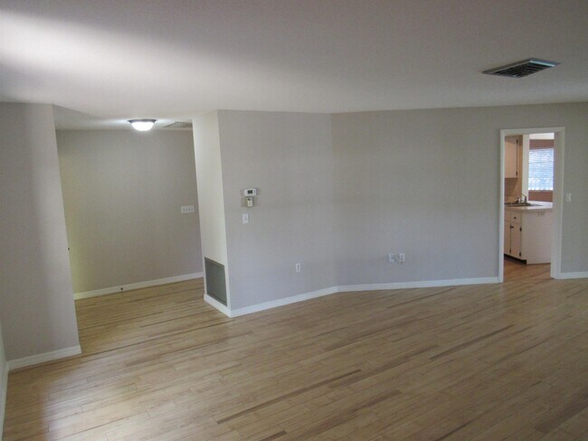 Building Photo - 2225 Pine View Cir