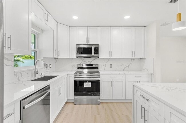 Building Photo - 10971 90th Ave