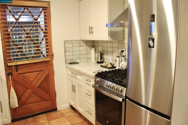Building Photo - 5481 Roundtree Dr
