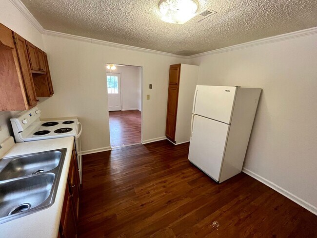 Foto del edificio - 3 Bedrooms | 1 Bathroom | House