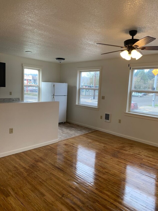 Primary Photo - 1 Bedroom Sellwood