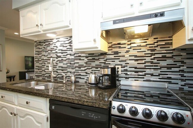 Building Photo - 815 Kipling St