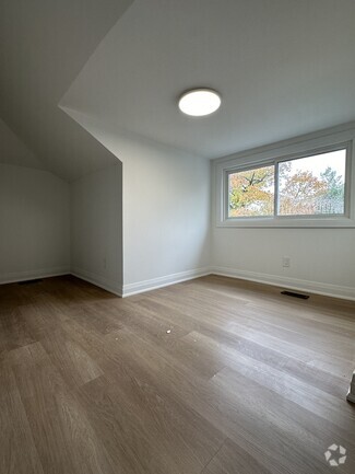 Building Photo - 2304 Lake Shore Blvd W
