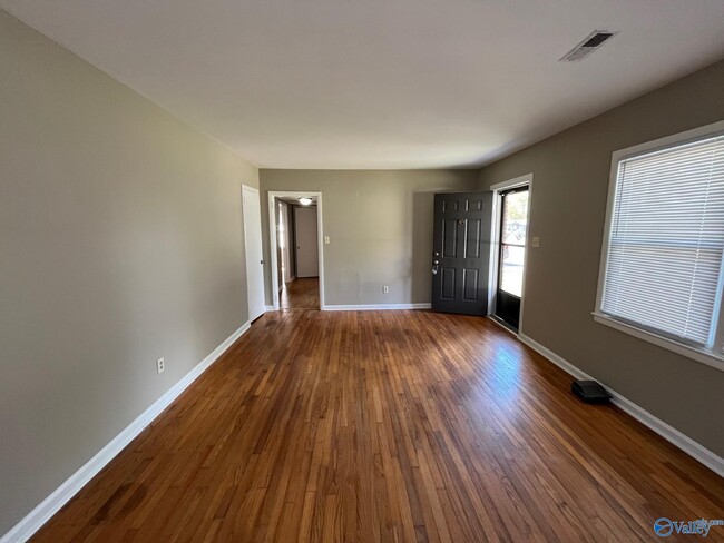 Building Photo - 1608 Buena Vista Cir SE