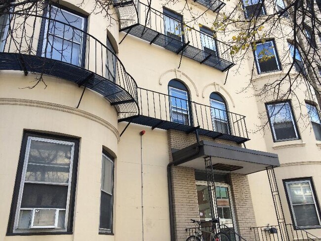 Foto del edificio - 34 Westland Ave