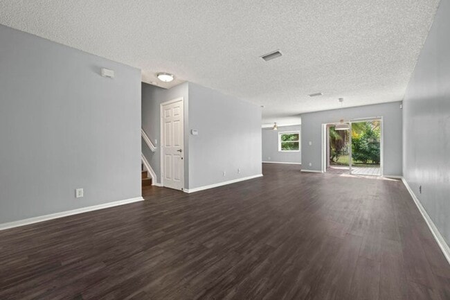 Building Photo - 3464 Commodore Ct