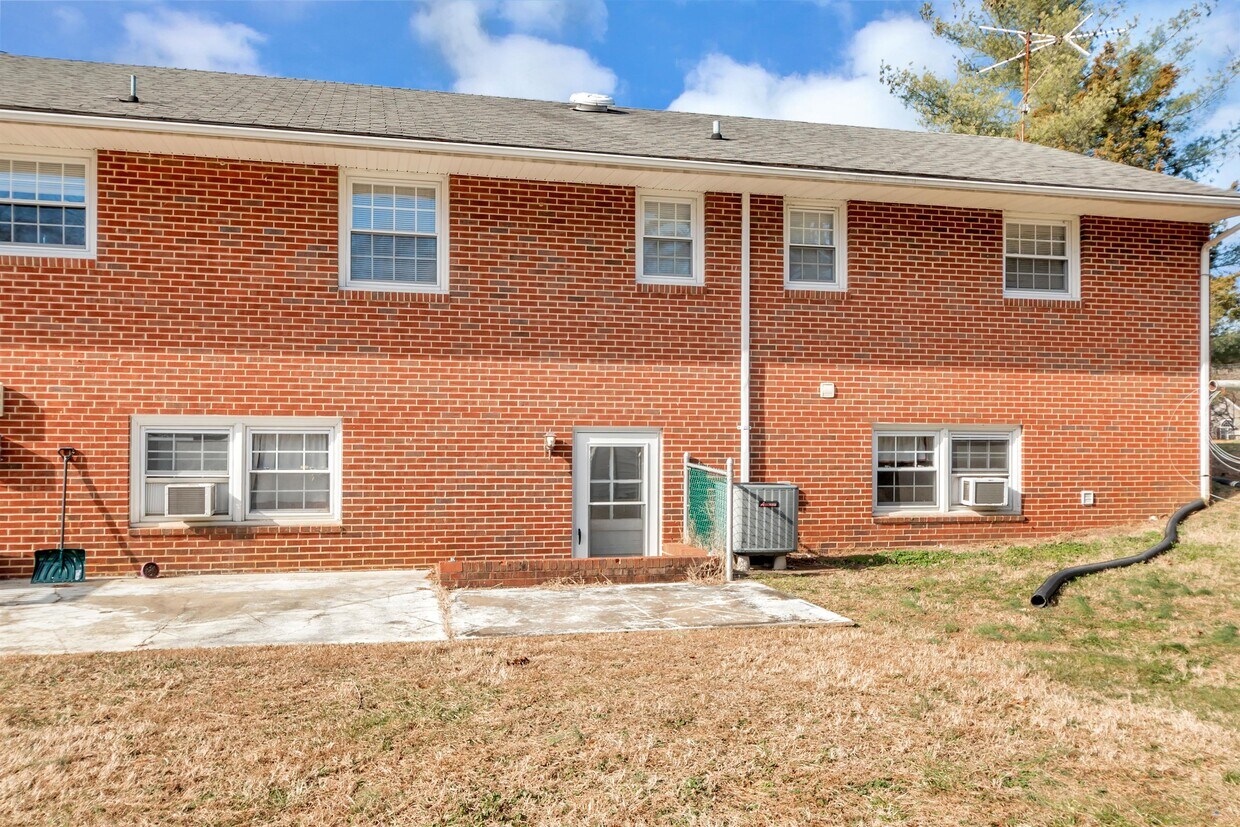 Primary Photo - 150 Deacon Rd