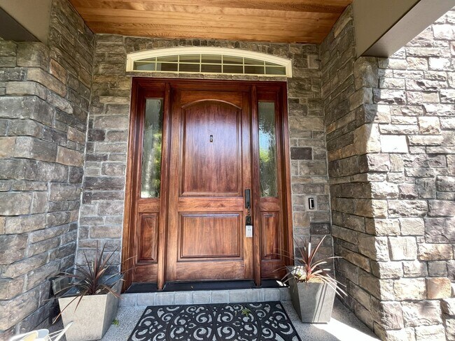Building Photo - Stunning 4-Bedroom Estate with Grand Inter...