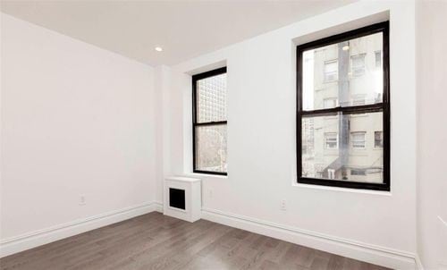 Building Photo - 162 Thompson St