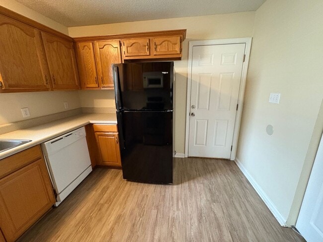 Building Photo - This spacious 2-bedroom, 2-bathroom duplex
