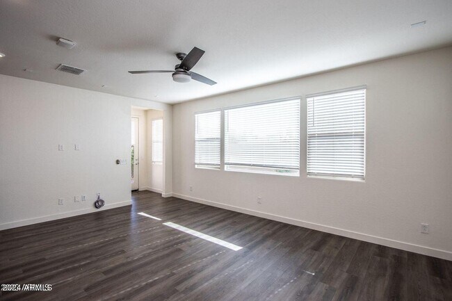 Building Photo - 653 N Bay Dr